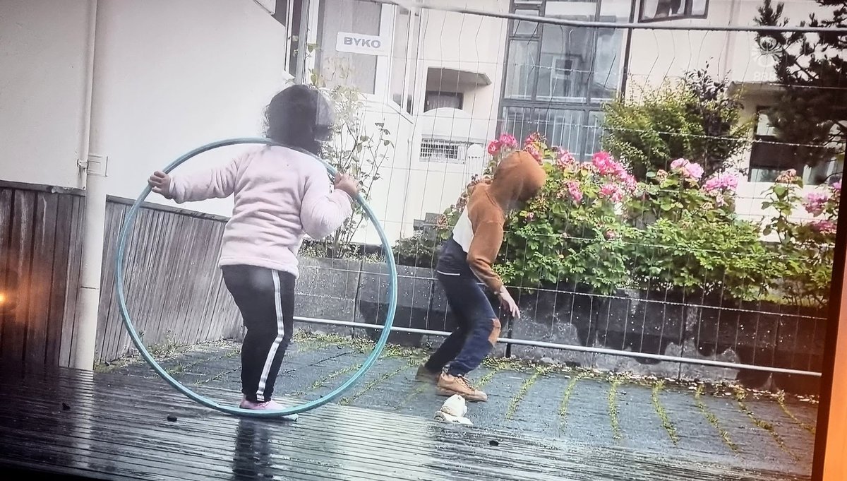 Búsetuúrræði með takmörkunum fyrir flóttamenn í boði sjálfstæðisflokksins og Byko. Reykjavík 2020. (Skjámynd RÚV)