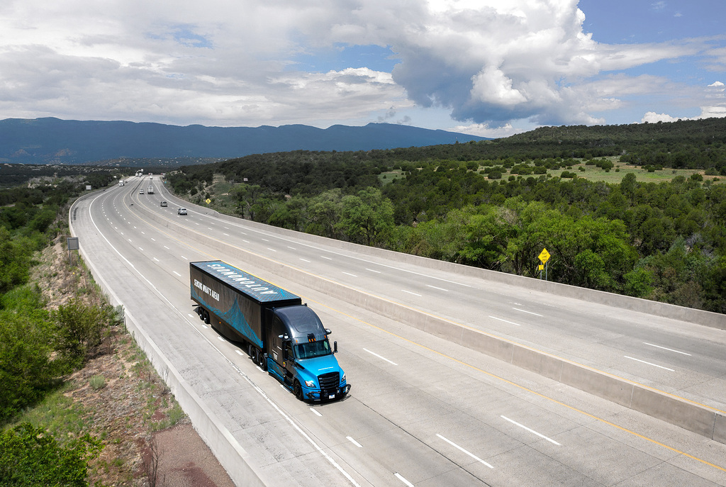 DaimlerTruck's tweet photo. We're fully committed to make autonomous hub-to-hub trucking according to #SAELevel4 a reality. 
💡 Level 4 means “highly automated driving”. The autonomous driving system takes over the entire dynamic driving task between two freight hubs: https://t.co/PGTUYa9eyG

#DaimlerTruck https://t.co/26T7tmwLRY