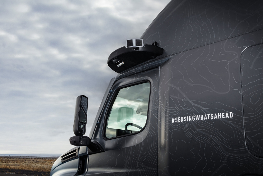 DaimlerTruck's tweet photo. We're fully committed to make autonomous hub-to-hub trucking according to #SAELevel4 a reality. 
💡 Level 4 means “highly automated driving”. The autonomous driving system takes over the entire dynamic driving task between two freight hubs: https://t.co/PGTUYa9eyG

#DaimlerTruck https://t.co/26T7tmwLRY