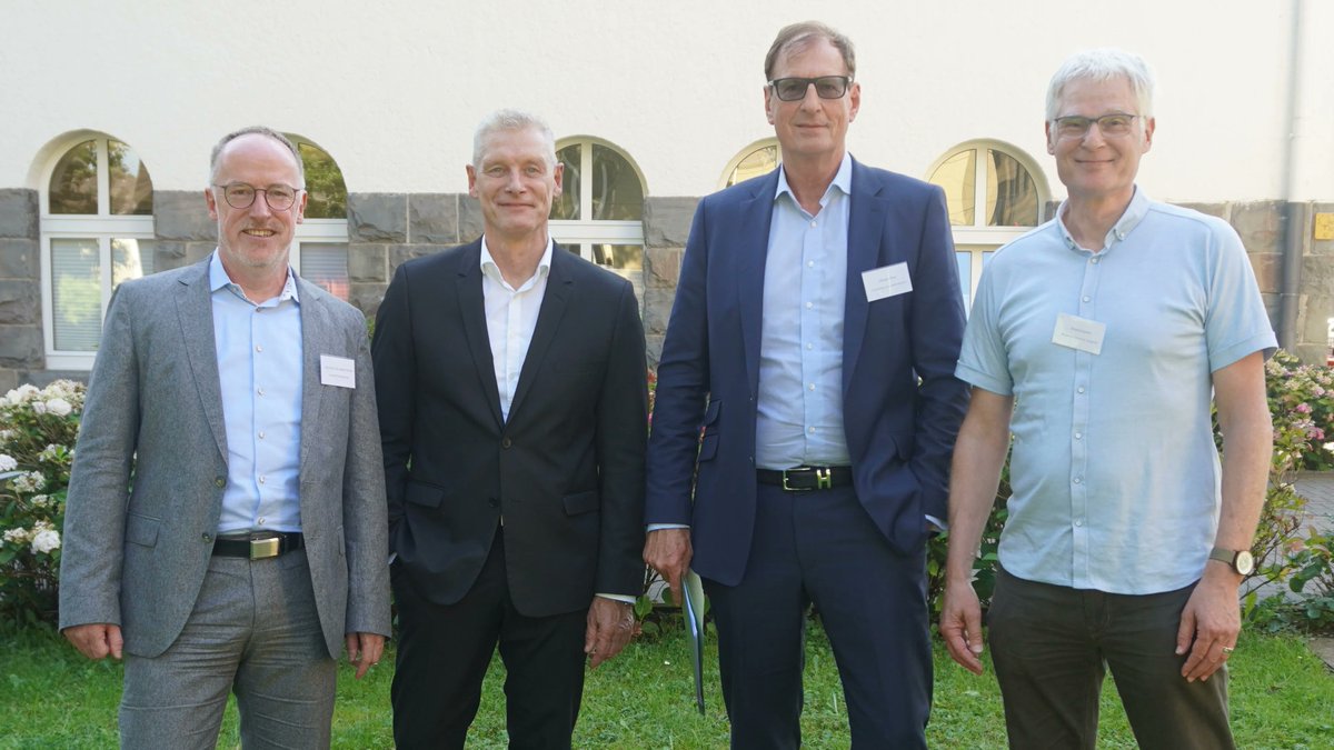PROvendis's tweet photo. In der #Gesellschafterversammlung der @PROvendis zum jährlichen #NRWHIP-#Netzwerktreffen wurde Dr. Roland Kischkel, Kanzler der @Uni_Wuppertal, offiziell aus dem #PROvendis #Aufsichtsrat verabschiedet. Nachfolger ist Dipl.-Kfm. Jens Andreas Meinen, Kanzler der @unidue. https://t.co/xsnaS97jBg
