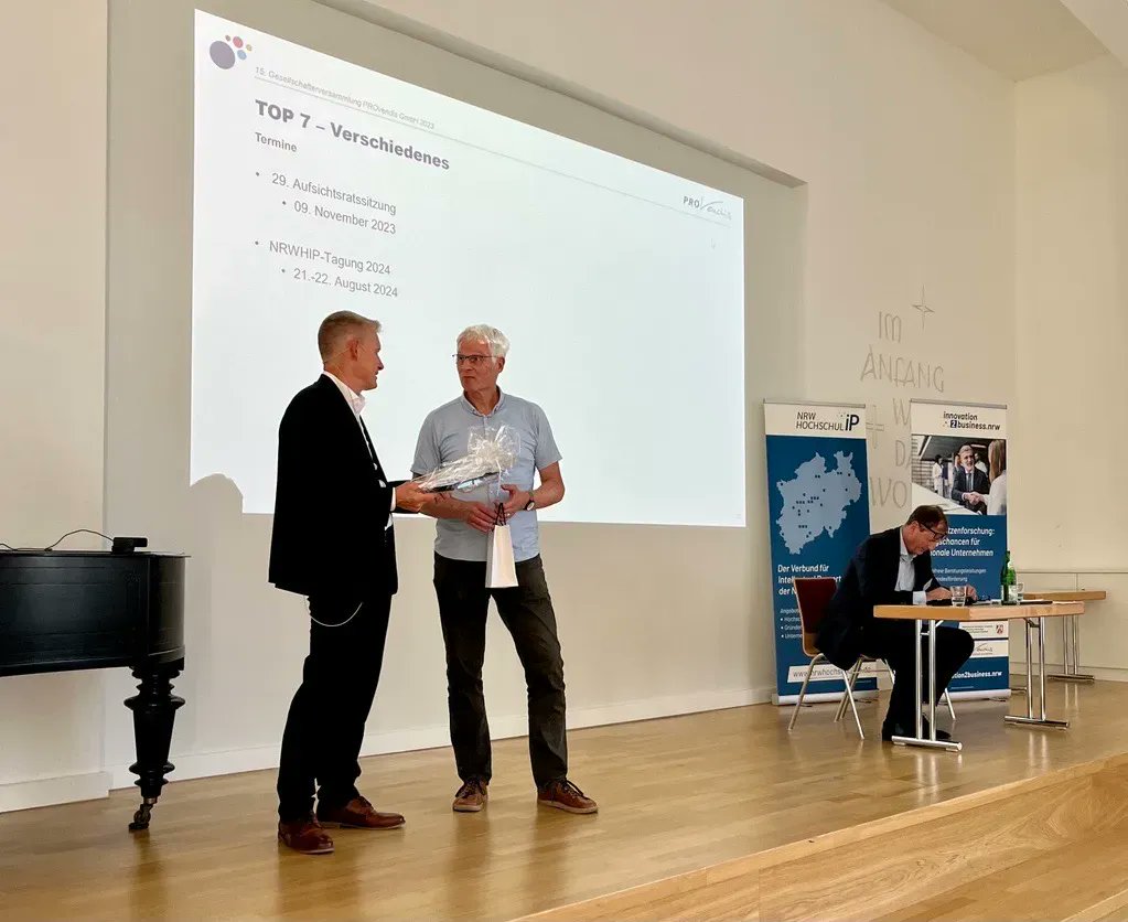 PROvendis's tweet photo. In der #Gesellschafterversammlung der @PROvendis zum jährlichen #NRWHIP-#Netzwerktreffen wurde Dr. Roland Kischkel, Kanzler der @Uni_Wuppertal, offiziell aus dem #PROvendis #Aufsichtsrat verabschiedet. Nachfolger ist Dipl.-Kfm. Jens Andreas Meinen, Kanzler der @unidue. https://t.co/xsnaS97jBg