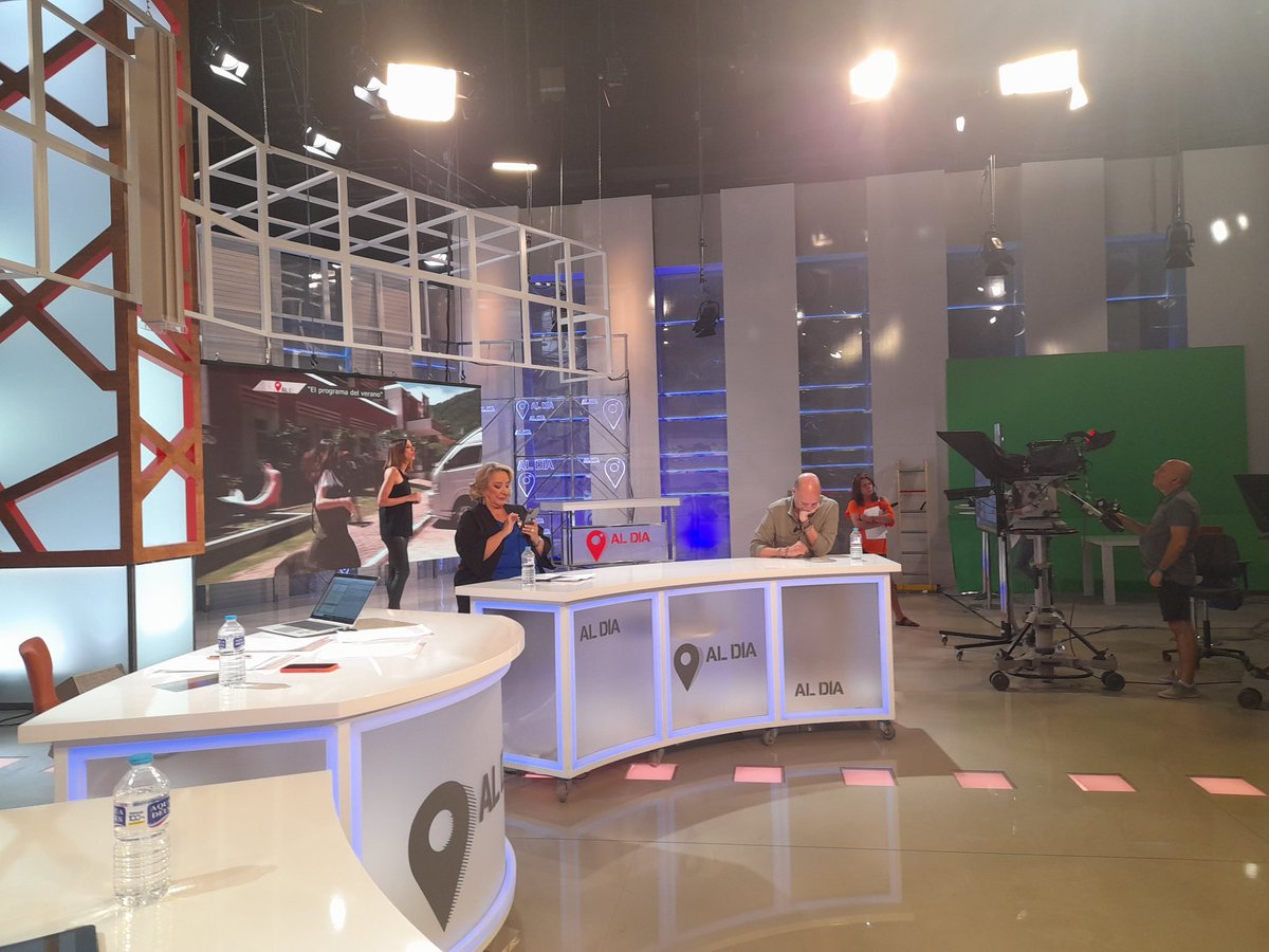 guilleortiz_77's tweet photo. 5,2% para @cuatroaldia , superando de nuevo la media diaria de la cadena y rozando los 400.000 espectadores en pleno verano. Vaya agosto se están marcando @MonicaSLaliena @Grajimgar y todo el #equipazo4aldia de @mediasetcom y @unicorntves delante y detrás de las cámaras! https://t.co/4y875f0a9w