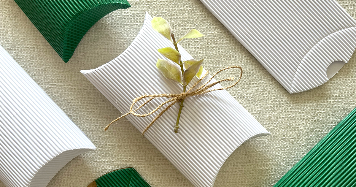kuvertsverige's tweet photo. Detaljer gör skillnad 🍂

#lådor #kuddlåda #design #färger #kartong #eco #emballage #förpackningar #cardboard #corrugatedbox #corrugatedpackaging #pillowboxes #presenter #presentlådor #gifts #giftpackaging #idéer #inspiration #packaging #packagingsolutions #hållbaraförpackningar https://t.co/r4g6NakyPi