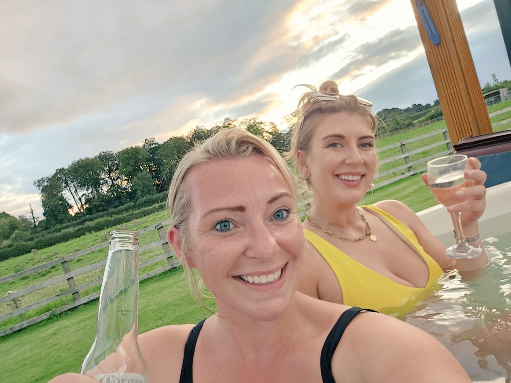 VickiA999's tweet photo. Such a chilled few days away ๐ #retrocampervan #harrogate #turkishbaths #mothershipton #nonstoplaughter ๐คฃ๐คฃ #controlroomoperators https://t.co/Mj5cAfNEVo