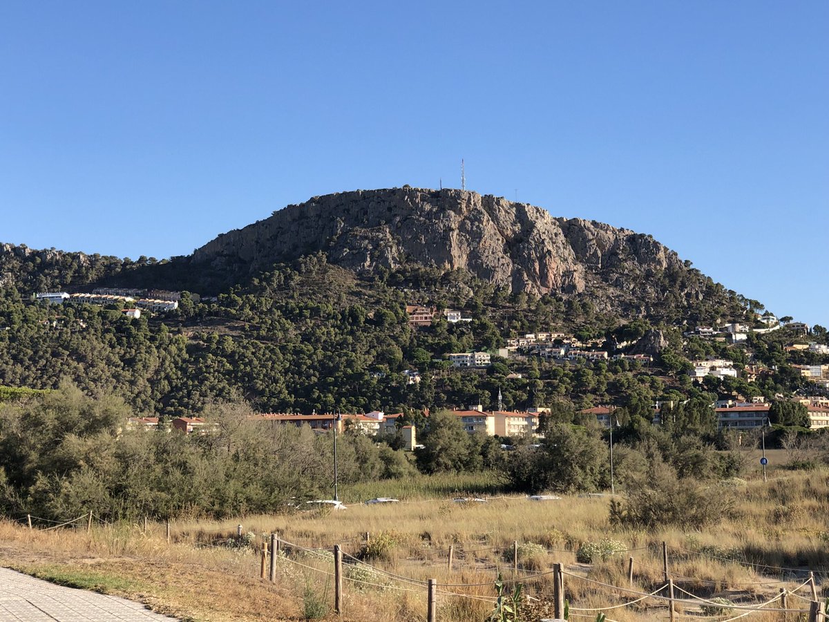 AmicsdLEstartit's tweet photo. @AjTorroella Preocupa especialment la urbanització Torre Moratxa, que només està executada parcialment (!), amb gran impacte paisatgístic (!!), en una zona amb risc d’esllavissades de pedres de Rocamaura (!!!)

#SOSCostaBrava @SosCostaBrava 
#CostaEsbravada https://t.co/U8oMB7JtKk