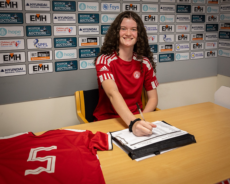 ricky_tonner's tweet photo. Sienna signing for Hamilton Accies for another season. Handed the captain's band for the season, great wee attitude, very proud ⚽️🔴⚪️ https://t.co/xPlbPudG1f