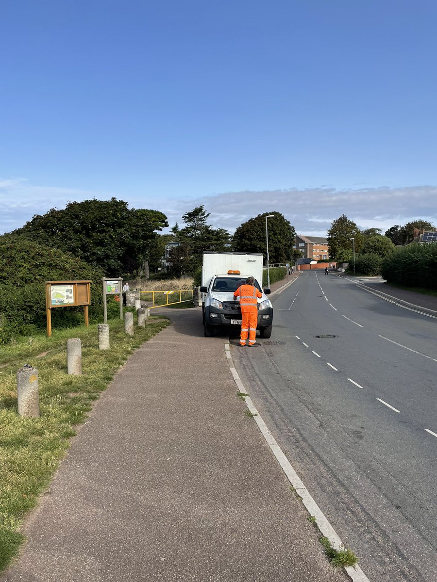 A Classic; marked parking bays, NAH I’ll stick it on the pavement at the park entrance. Of course ancient Diesel engine running for no reason whilst he has a fag, giving us a nice lungful of NOx & CO2 as we walk around obstruction. @eastdevon is this the accepted procedure?