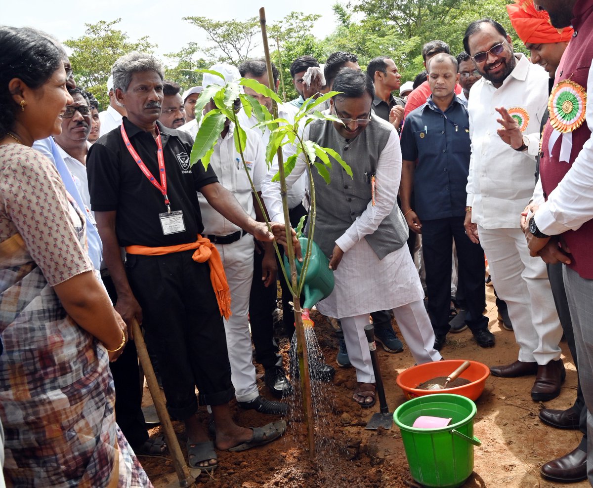 InfoChandrapur's tweet photo. पालकमंत्री @SMungantiwar  यांच्या हस्ते अमृत वाटिकेत वृक्षलागवड
➡️अमृत कलश बाईक रॅलीचा शुभारंभ
@MahaDGIPR @InfoVidarbha @collectorchanda 
More information ⬇️
https://t.co/9pnrEcXrg4 https://t.co/92hWt9st0F