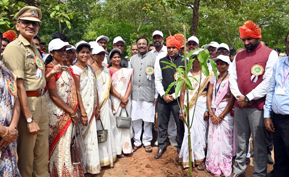 InfoChandrapur's tweet photo. पालकमंत्री @SMungantiwar  यांच्या हस्ते अमृत वाटिकेत वृक्षलागवड
➡️अमृत कलश बाईक रॅलीचा शुभारंभ
@MahaDGIPR @InfoVidarbha @collectorchanda 
More information ⬇️
https://t.co/9pnrEcXrg4 https://t.co/92hWt9st0F