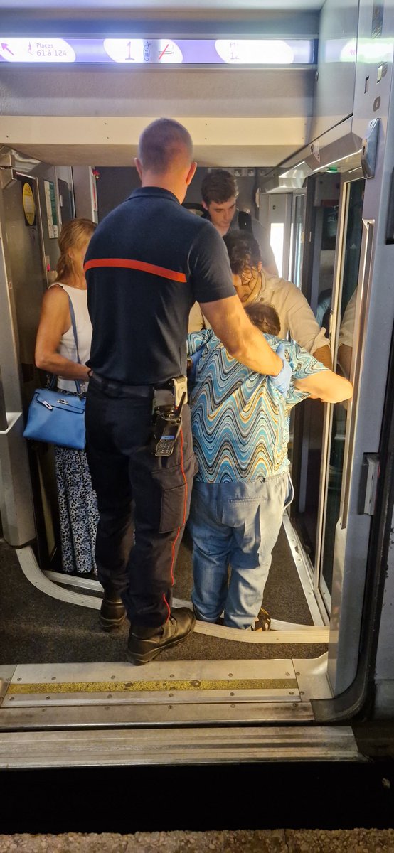 SDIS71's tweet photo. Suite à une panne sur un TGV reliant Annecy à Paris, 12 sapeurs-pompiers du@sdis71 ont été mobilisés pour venir en soutien aux 500 naufragés du rail lors du changement de rame à quai, après plus de 3h d’attente. @Prefet71 @AccaryAndre @FredericPignaud https://t.co/wpoqak3KTM