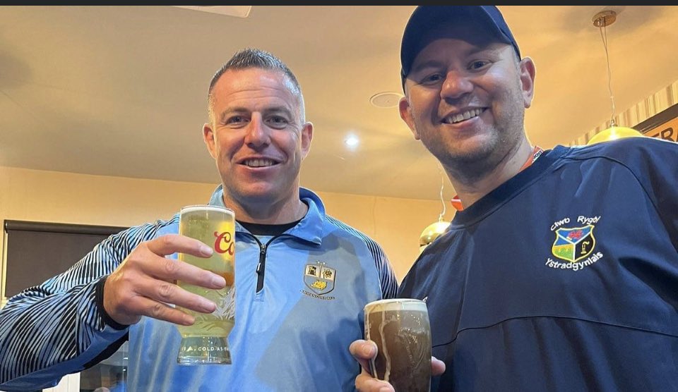 ystradbluesrfc's tweet photo. What its all about. 

Mates, former team mates and now opposing head coaches. 

Share a 🍺🍺. @Ammanford_Rugby https://t.co/K2QT2tMQ3p