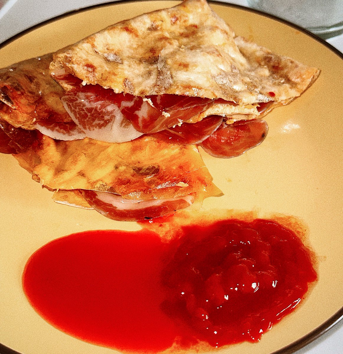 ⠀ 

       ความพยายามในการลองทำเครปจาก
       Paper rice มาสองวัน ได้โรตีพิซซ่าเฉย
       #Woolfstable ft. #WoolfsKitchen

⠀