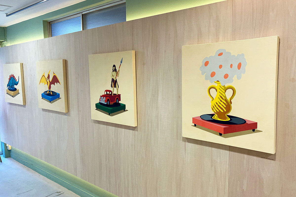 shimobro's tweet photo. サトウカオル個展「HELLO!」におじゃましましたー。想像以上にハッピーでピースフルな空間で、心がほぐれましたー。スズナリの坂道を上がって5分もかかりませんので、ぜひIkenoue Parallelにてご鑑賞下さーい
https://t.co/eA78rVomNu https://t.co/8GyNWZ0yCU