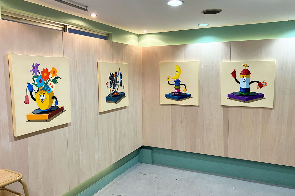shimobro's tweet photo. サトウカオル個展「HELLO!」におじゃましましたー。想像以上にハッピーでピースフルな空間で、心がほぐれましたー。スズナリの坂道を上がって5分もかかりませんので、ぜひIkenoue Parallelにてご鑑賞下さーい
https://t.co/eA78rVomNu https://t.co/8GyNWZ0yCU