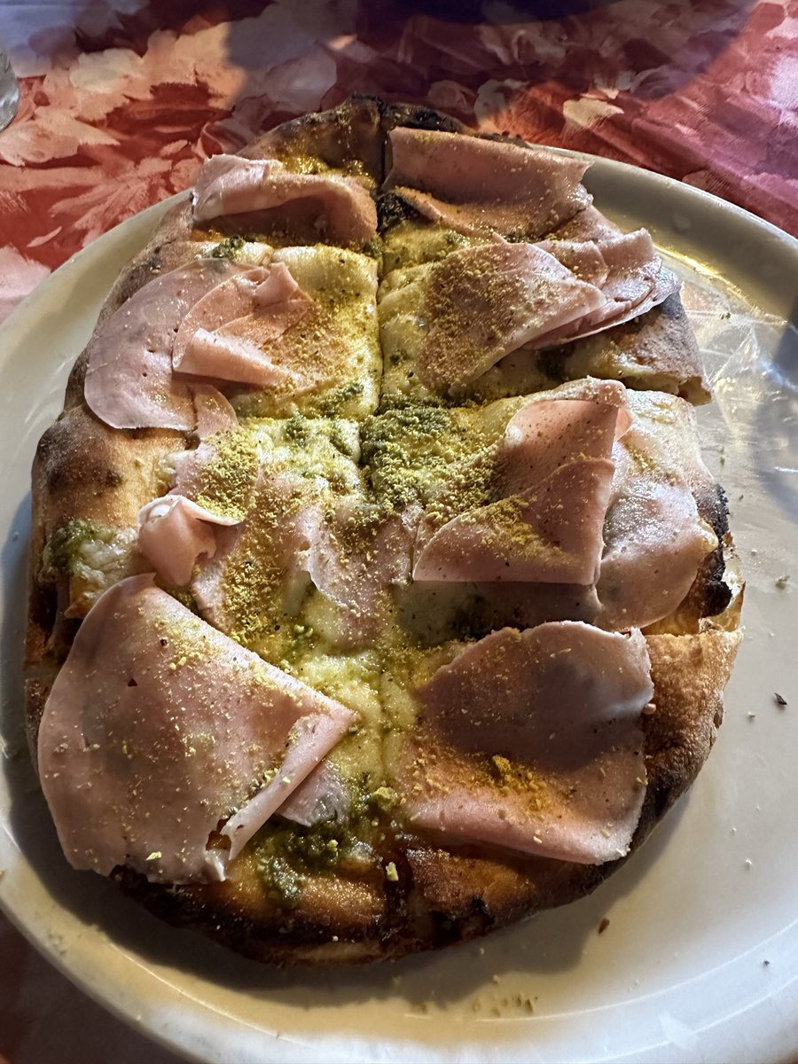 MetalKebap's tweet photo. Hace unos días estuve por Italia y gloria bendita el pistacho, la pizza y la pinsa 

p.d. 1kg menos, seguimos fit 😎🤌 https://t.co/PSx3yOWxax