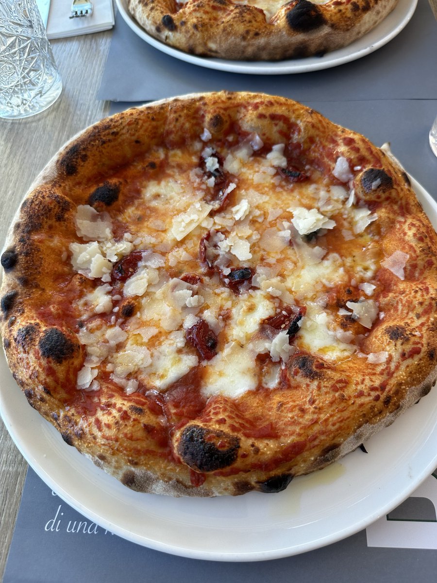 MetalKebap's tweet photo. Hace unos días estuve por Italia y gloria bendita el pistacho, la pizza y la pinsa 

p.d. 1kg menos, seguimos fit 😎🤌 https://t.co/PSx3yOWxax