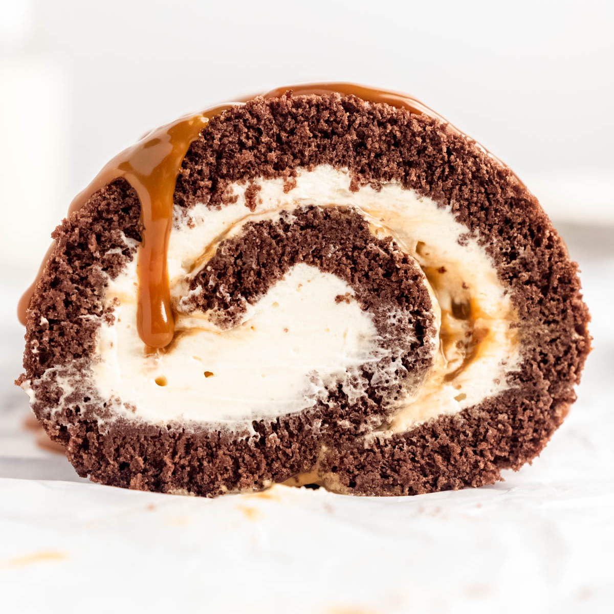 MarshasBakeBlog's tweet image. Chocolate Caramel Swiss Roll – A deliciously moist and fluffy chocolate cake roll that is generously filled with vanilla whipped cream and gooey caramel. Top with even more caramel for an extra indulgent swiss roll!

Recipe: marshasbakingaddiction.com/chocolate-cara…