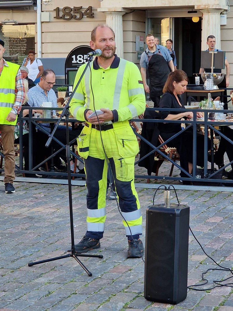 storklompen's tweet photo. Igår höll jag tal på Ukrainas befrielsedag.
Fin samling på torget i Linköping.
@BlagulaBilen
#SlavaUkraini #switchoffputin Swish 1236076665
. https://t.co/fqQ08bRgSK