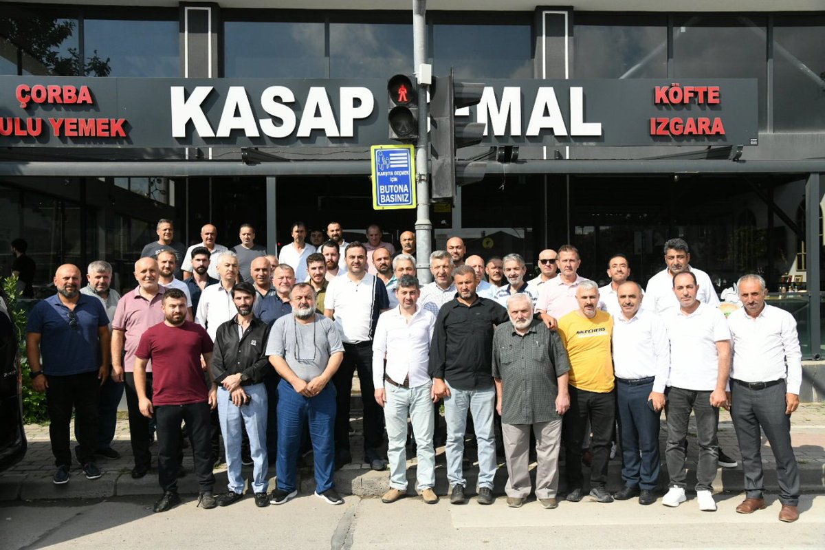 mehmetyasinozlu's tweet photo. Esnaf ve sanatkârlarımız Başiskele’mizin omurgasıdır.

Ülkemizin ve milletimizin payidar olması için hizmetkar olan, kalkınma hamlelerimizin lokomotifi esnafımıza teşekkürlerimi sunuyorum. 
Onların gayreti ve özverisi, toplumumuzun ekonomik ve kültürel hayatının sürdürülebilirliği için hayati bir rol oynamaktadır.

Rabbim birlik ve beraberliğimizi daim etsin.