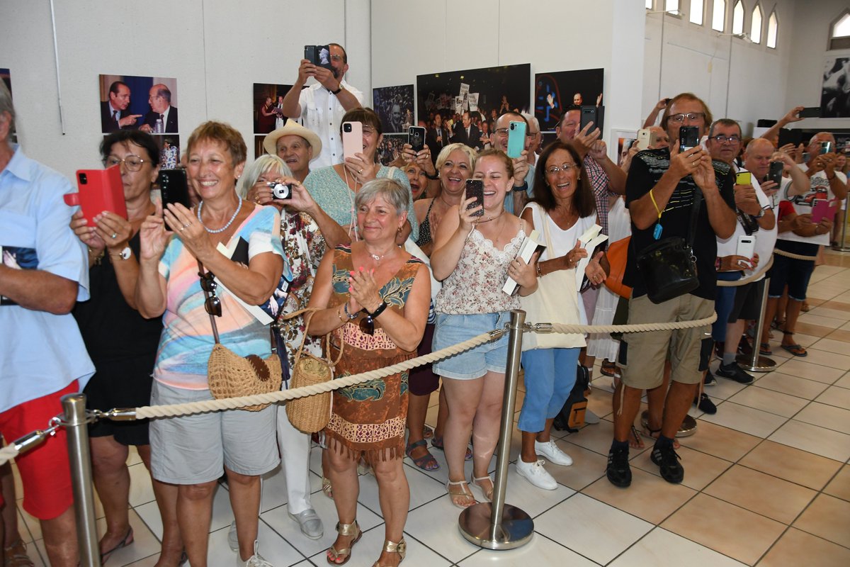 Exceptionnel moment que la venue du Président <a href="/NicolasSarkozy/">Nicolas Sarkozy</a> à <a href="/InfoLeucate/">Mairie de Leucate</a> , accueilli par le maire <a href="/michelpy/">Michel Py ⭐️⭐️🇫🇷⛪️</a> , pour la dédicace de son ouvrage #LeTempsDesCombats  (<a href="/EditionsFayard/">Fayard</a> ). 1000 pers. étaient présentes pour le rencontrer, le soutenir et 600 ouvrages signés ! (1/4)