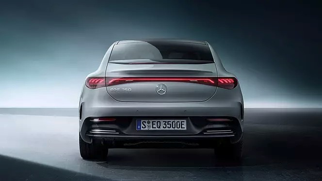 CarNewsGuru1's tweet photo. The EQE SUV made its global debut late last year and will be the first Mercedes SUV in India to be built on a dedicated EV platform. Likely to launch in India in EQE 350 4Matic spec. Gets a 90.6 kWh battery pack as standard.
#Mercedes #MercedesBenz #News #MercedesSUV #SUV https://t.co/qksOKcNwtW