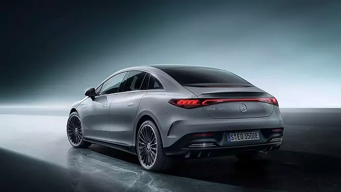 CarNewsGuru1's tweet photo. The EQE SUV made its global debut late last year and will be the first Mercedes SUV in India to be built on a dedicated EV platform. Likely to launch in India in EQE 350 4Matic spec. Gets a 90.6 kWh battery pack as standard.
#Mercedes #MercedesBenz #News #MercedesSUV #SUV https://t.co/qksOKcNwtW