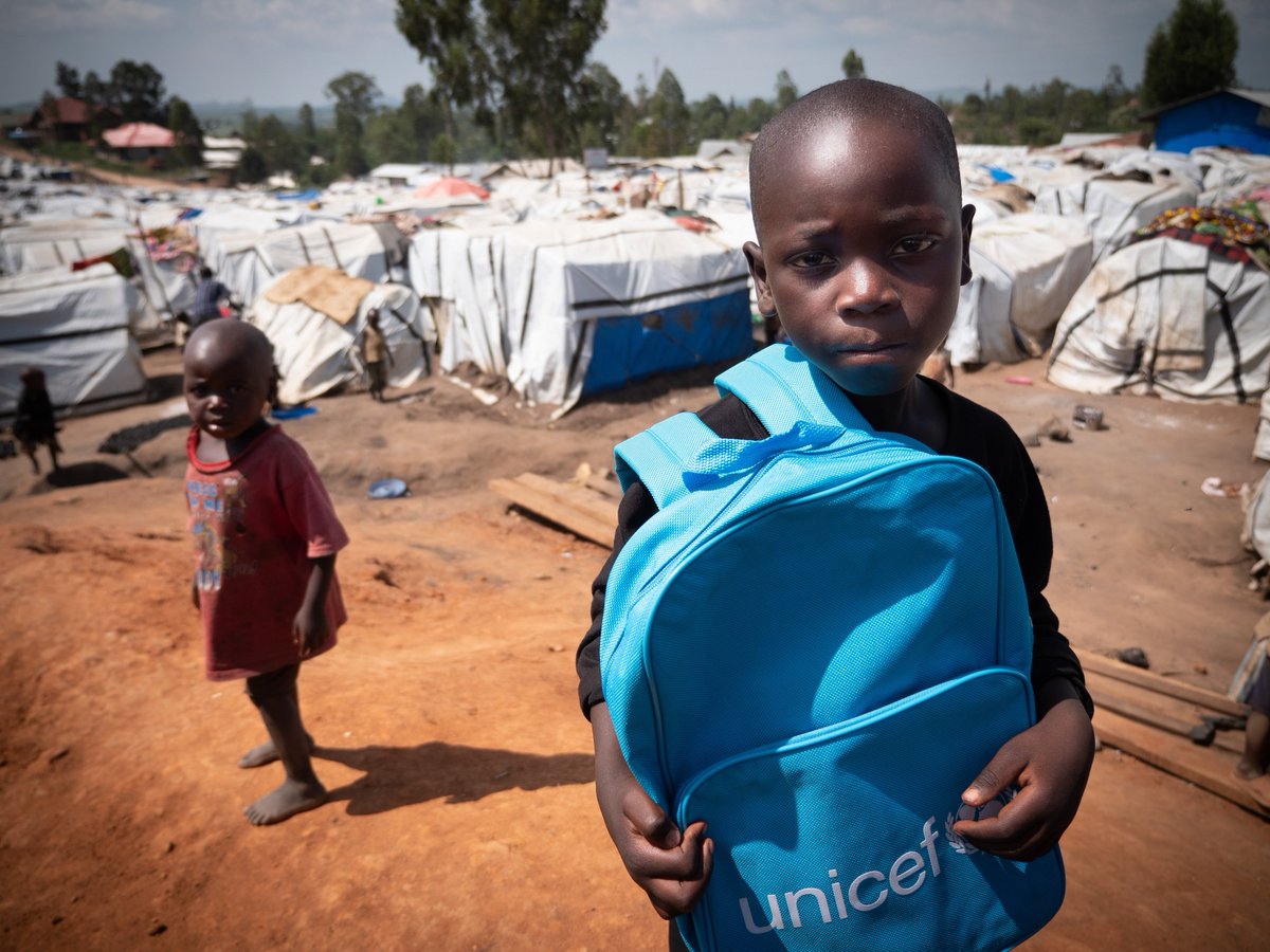 UNICEFDRC's tweet photo. C'est bien plus qu'un cartable —  c'est un symbole d'espoir et de possibilités. 🎒 

L’éducation est la clé pour un meilleur avenir de chaque enfant. L’UNICEF travaille avec le Gouvernement congolais pour faciliter l’accès de tous les enfants à une éducation de qualité. https://t.co/hj83N4x9Jo