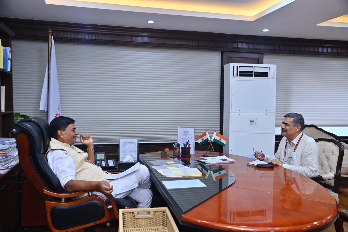 RajKSinghIndia's tweet photo. आरा में वॉशिंग पिट बनने के बाद यहाँ से और अधिक रेलगाड़ियों के परिचालन हेतु गुरुवार शाम रेलवे के उच्च अधिकारियों से मुलाकात की।

पटना-मंडुआडीह जनशताब्दी एक्सप्रेस (15125/26) के बिहिया में ठहराव तथा राजेंद्र नगर–दुर्ग साउथ बिहार एक्सप्रेस (13287/88 ), https://t.co/Y8BFSPj8Xj