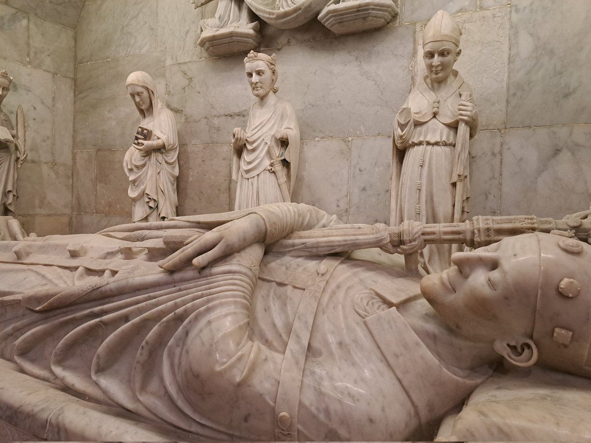 CatedralTGN's tweet photo. Avui celebrem la festivitat de Sant Lluís de França, que presideix la tomba de Joan d'Aragó, en el presbiteri de la Catedral de Tarragona.

#catedraldetarragona #catedral #cathedral #tarragona #catalunya #cataluña #esglesia #iglesia #church https://t.co/Ep9q0tGm48