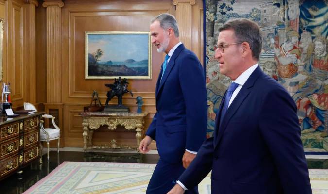 Rafael_Narbona's tweet photo. DONALD TRUMP, PRESO PO1135809 Y LA SOMBRA DEL TAMAYAZO

Donald Trump ha sido fichado por prisión del condado de Fulton, en Georgia, acusado de intentar alterar los resultados de las elecciones de 2020. Ha quedado en libertad después de pagar una fianza de 200.000 dólares. A pesar de eso, las encuestas le conceden una intención de voto del 52,2% entre los votantes del partido republicano, mientras que su rival, el gobernador de Florida Ron DeSantis, no supera un 14,5%. Trump no se equivocaba al afirmar que le seguirían votando aunque disparara contra los transeúntes de la Quinta Avenida.

Los grandes medios de comunicación (eso que Valle-Inclán llamaba la "prensa canalla") han logrado degradar la democracia hasta convertirla en una farsa. Controlados por poderosos grupos empresariales, manipulan obscenamente a la opinión pública, consiguiendo que apoyen a narcisistas sin escrúpulos como Trump, Meloni, Milei o Díaz Ayuso. Muchos intelectuales trabajan en esos medios y ponen su pluma al servicio de estos personajes, sabiendo que ese gesto les abrirá muchas puertas. 

Díaz Ayuso dejó morir a 7.291 ancianos durante la pandemia. Encerrados en las habitaciones de residencias con recursos insuficientes, murieron asfixiados y entre excrementos, sin recibir atención médica. Mientras, el hermano de Díaz Ayuso se enriquecía vendiendo mascarillas de pésima calidad. Sin embargo, Ayuso logró mayoría absoluta. ¿Fueron unas elecciones limpias o imitó a Esperanza Aguirre, que según la Guardia Civil ganó dos elecciones haciendo trampas? 

Aguirre accedió a la presidencia de la Comunidad de Madrid gracias a la inesperada abstención de dos parlamentarios del PSOE. Todo sugiere que los dos tránsfugas recibieron dinero de una trama inmobiliaria. Díaz Ayuso, que ha pedido que gobierne España la lista más votada, necesitó los votos de Vox y Ciudadanos para ser nombrada presidenta de la Comunidad de Madrid. ¿Qué sucederá ahora con el gobierno de España? ¿Se prepara un nuevo Tamayazo? Felipe VI ha propuesto para la investidura a Feijoo, sin esperar a que se formaran los grupos y las comisiones del Parlamento. ¿Por qué tantas prisas? 

Felipe VI sabe que un Tamayazo desacreditaría gravemente a la Corona, pero tal vez teme más que un nuevo gobierno de Sánchez acepte celebrar un referéndum de autodeterminación no vinculante en Cataluña. Si el PP logra la abstención de cuatro diputados socialistas, se alteraría el resultado de las elecciones del 27-J. Sería algo similar a lo que hizo Donald Trump. Dado que un sector de la judicatura española aún abriga nostalgia por el franquismo, dudo que la justicia adoptara las mismas iniciativas que los tribunales de USA. 

Si se produce un Tamayazo y queda impune, habría que concluir que Muñoz Molina consumó un ejercicio profético al manifestar que vivimos un tiempo de vileza. España dejaría de ser una democracia para convertirse en una pantomima siniestra.

Rafael Narbona