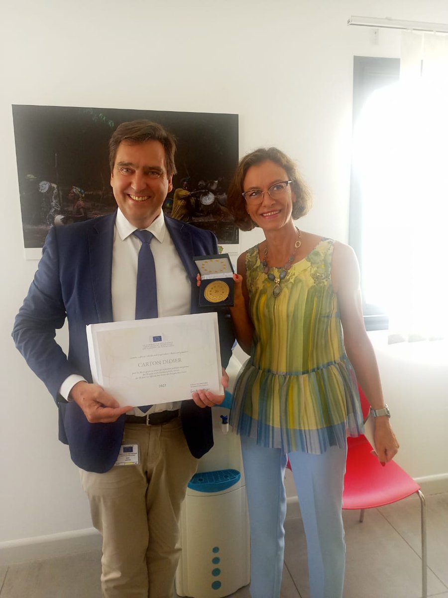 pais_rosario's tweet photo. Lors de mon aurevoir aux collègues après 4 ans de mission, le temps étant arrivé pour moi d'aller en mission sous d'autres cieux. Félicitations à mes collègues Jean BARBE et Didier CARTON pour leurs 20 ans de service à #UE. Merci à tous! 🇪🇺🇬🇦 https://t.co/62M1lntnMG