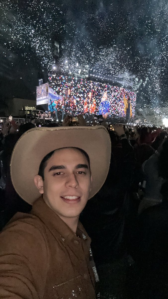 _fulltimepapi's tweet photo. increíble, las amo @kay_torrentera 💕 @XimenaCansini ✨ @taylorswift13 

#TheErasTourMéxico https://t.co/jVwk7UcbjR