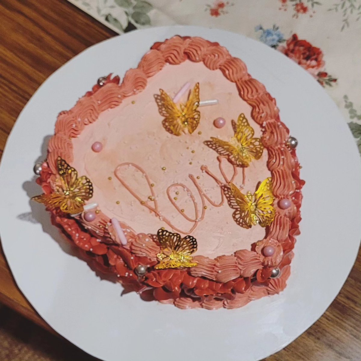 kazzalo's tweet photo. This cake marks my first attempt at writing in buttercream. https://t.co/iKTrlHlvsW