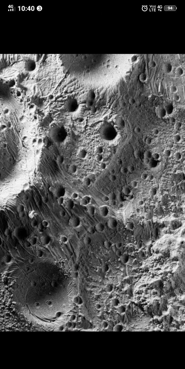 அன்பே
இனி உன்னை
நிலவென்று சொல்ல மாட்டேன்..!
இப்போது தான் அதை பார்த்தேன்;
அவ்வளவு பள்ளம் மேடு நிறைந்த கும்மிருட்டு..
நீ அப்படியல்ல என் இருள் வானத்தின் பிரகாச சூரியன்...!

#சோழதேசன்_விமல் ✍️