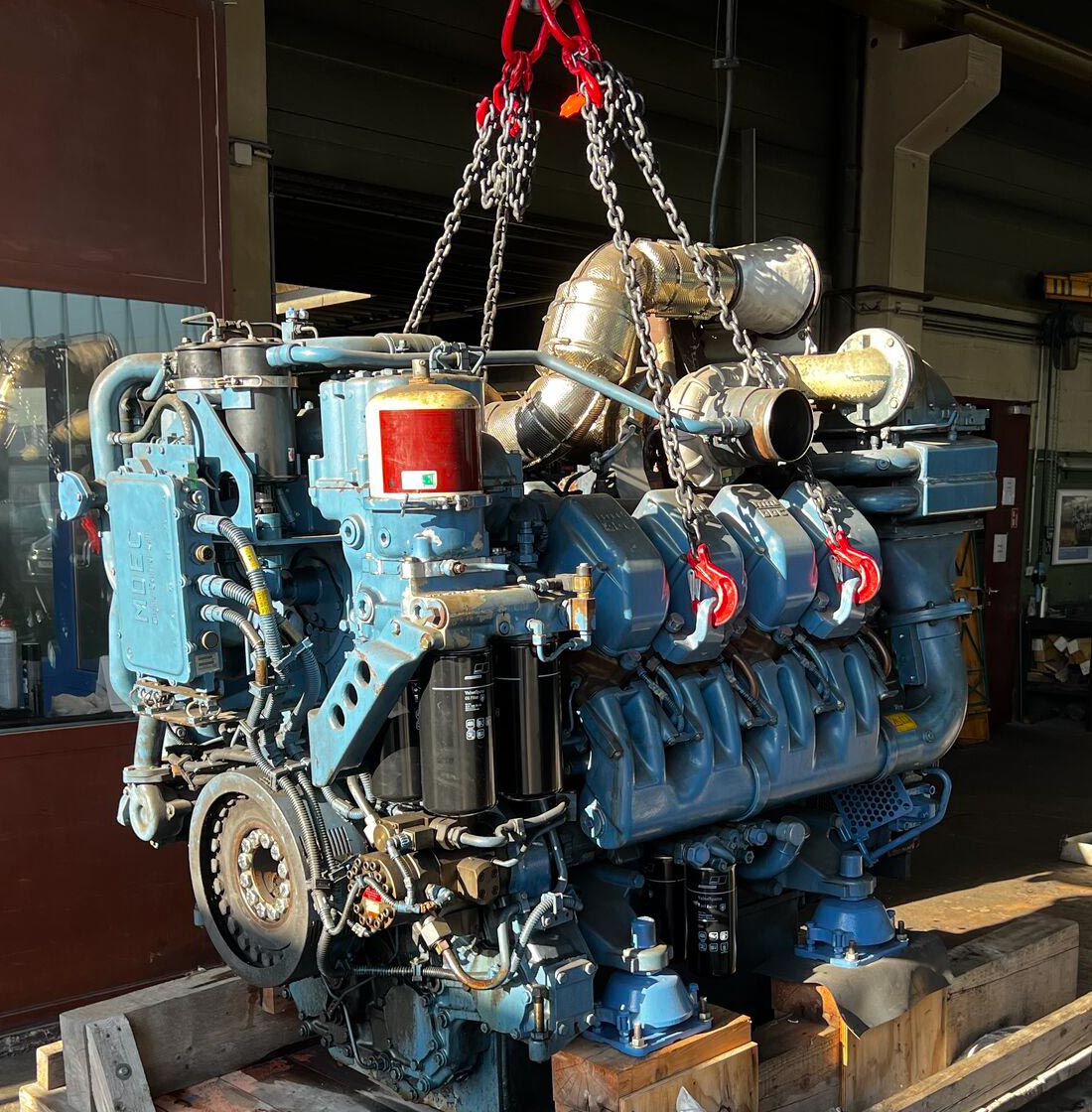mtusolutions's tweet photo. A 16V 2000 #mtuengine and an 8V 4000 mtu #railengine have met at our Austrian sales partner RHK Energy Solutions these days. The #ship engine is ready for use on a river cruise ship on the Rhône in France while the #rail engine will undergo a major #overhaul. #repost https://t.co/Uxmuwd9Qih