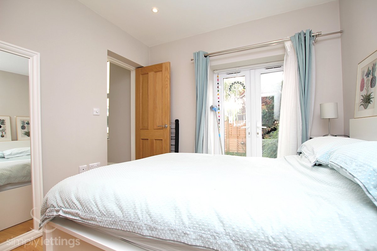 simplylett's tweet photo. #ToLet A one bed Garden #Flat in #Worthing - £1,100PCM inc Council Tax & Water Rates! VIDEO TOUR: https://t.co/gh1Sk4jBwY PROPERTY DETAILS: https://t.co/jRCsbx0bFW Call 01273 729 000 to view! #Lettings #Property #SimplyLettings #Brighton https://t.co/W7vV9qxXp4