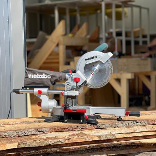 MetaboDubai's tweet image. What a beauty 😎? Our compact lightweight KGS 216 M impresses with its large cutting capacity through pull function for wide workpieces 💪 In addition, all common angles can be adjusted quickly and precisely via locking points.
 #metabo #metabouk #metabopowertools #mitresaw