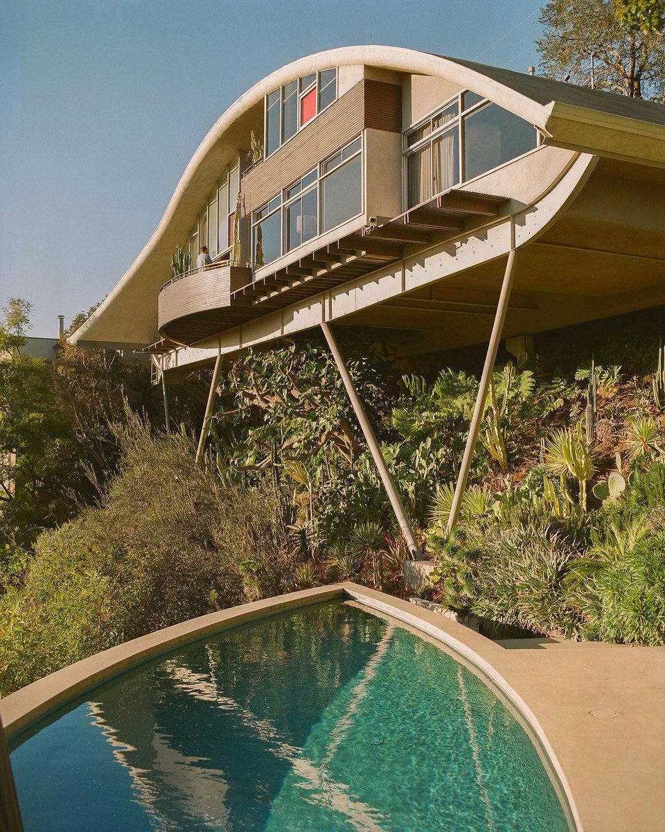DesignMuseum's tweet photo. #ArchitectureFriday | Designed by architect John Lautner, the teardrop-shaped Garcia House in LA seamlessly combines organic architecture with a modernist aesthetic.

The house features a parabolic roof over stained glass windows as well as a curved ceiling.

📸 Sean Hazen https://t.co/oeVTy72iWs
