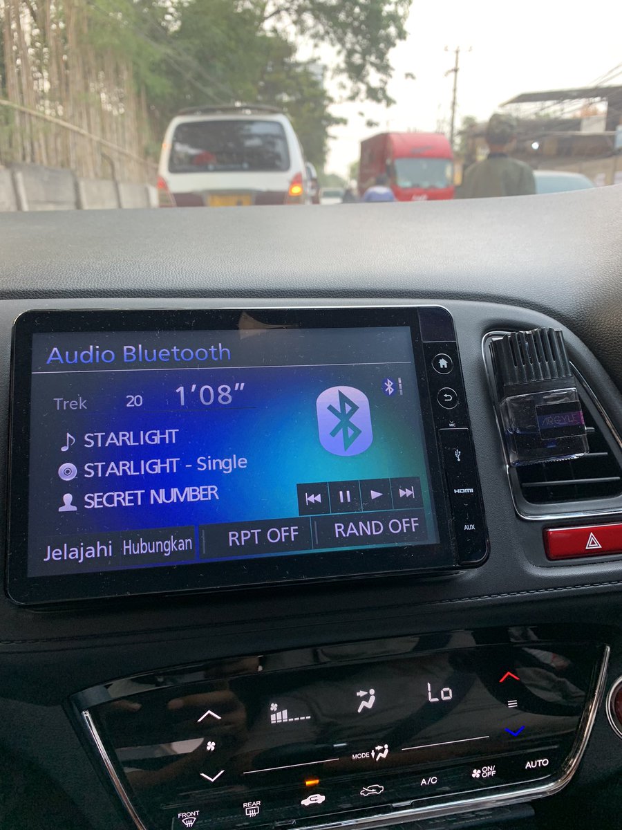 Macet macetan on repeat Starlight ✨

STARLIGHT MV RELEASE

#STARLIGHT_OUT_NOW 
#STARLIGHT 
#SECRET_NUMBER #시크릿넘버
<a href="/5ecretNumber/">SECRET NUMBER (시크릿넘버)</a>