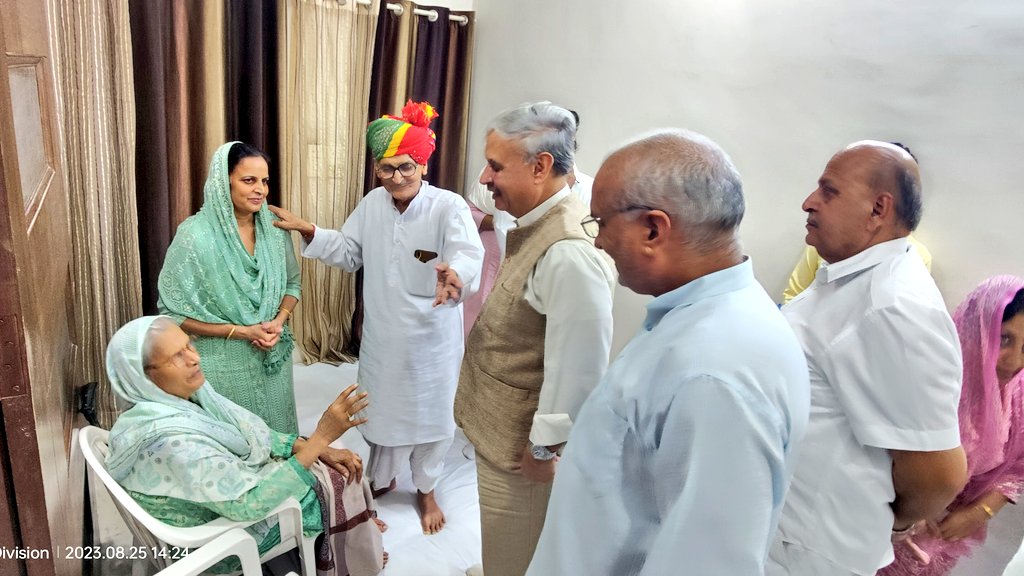 Rao_InderjitS's tweet photo. भारतीय यादव महासभा के राष्ट्रीय महासचिव, स्व. राम दत्त यादव जी को श्रद्दांजलि देकर, उनकी आत्मा की शांति के लिए प्रार्थना की और शोक सन्तप्त परिजनों से मिलकर अपनी संवेदना व्यक्त की। https://t.co/mxxLBxqcXD