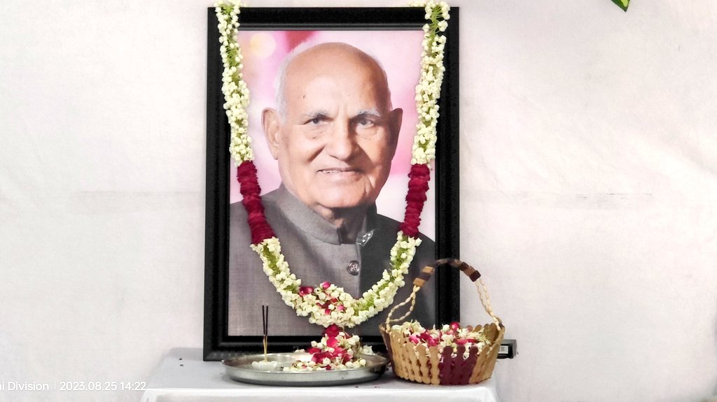 Rao_InderjitS's tweet photo. भारतीय यादव महासभा के राष्ट्रीय महासचिव, स्व. राम दत्त यादव जी को श्रद्दांजलि देकर, उनकी आत्मा की शांति के लिए प्रार्थना की और शोक सन्तप्त परिजनों से मिलकर अपनी संवेदना व्यक्त की। https://t.co/mxxLBxqcXD