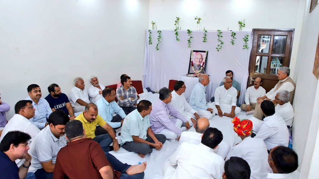 Rao_InderjitS's tweet photo. भारतीय यादव महासभा के राष्ट्रीय महासचिव, स्व. राम दत्त यादव जी को श्रद्दांजलि देकर, उनकी आत्मा की शांति के लिए प्रार्थना की और शोक सन्तप्त परिजनों से मिलकर अपनी संवेदना व्यक्त की। https://t.co/mxxLBxqcXD