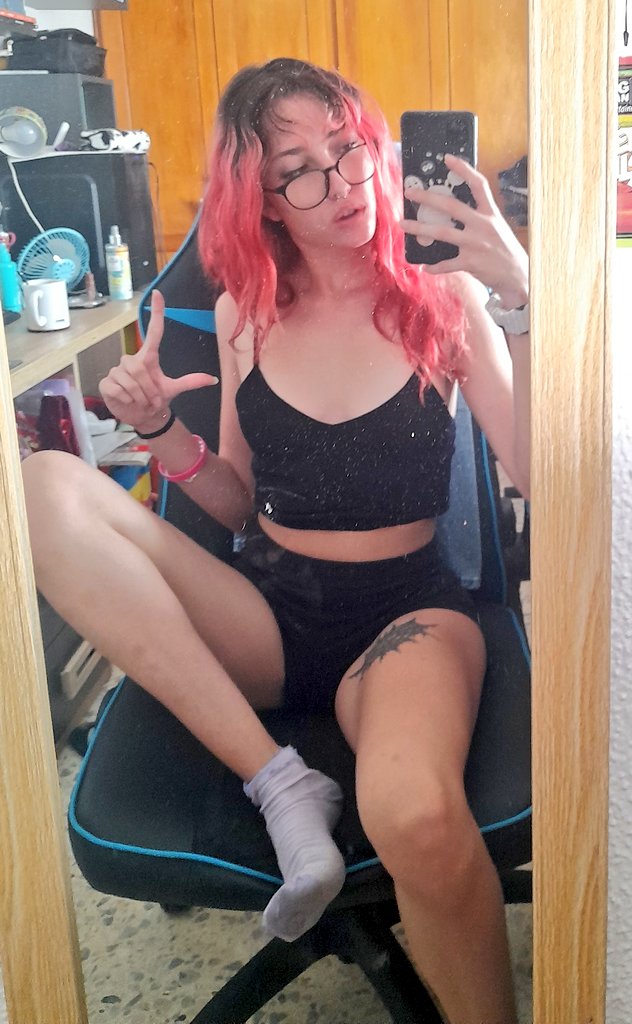 gothdollbabe's tweet photo. buenos dias, primera tarea gratuita del dia;
Comentadme lo diosa y reina que me levante hoy
 y sed originales putos desgraciados
#findom #femdom #domme #sumiso #femfet #finfet #paypig #feetpic #feetfit https://t.co/gOQCAdCiuW