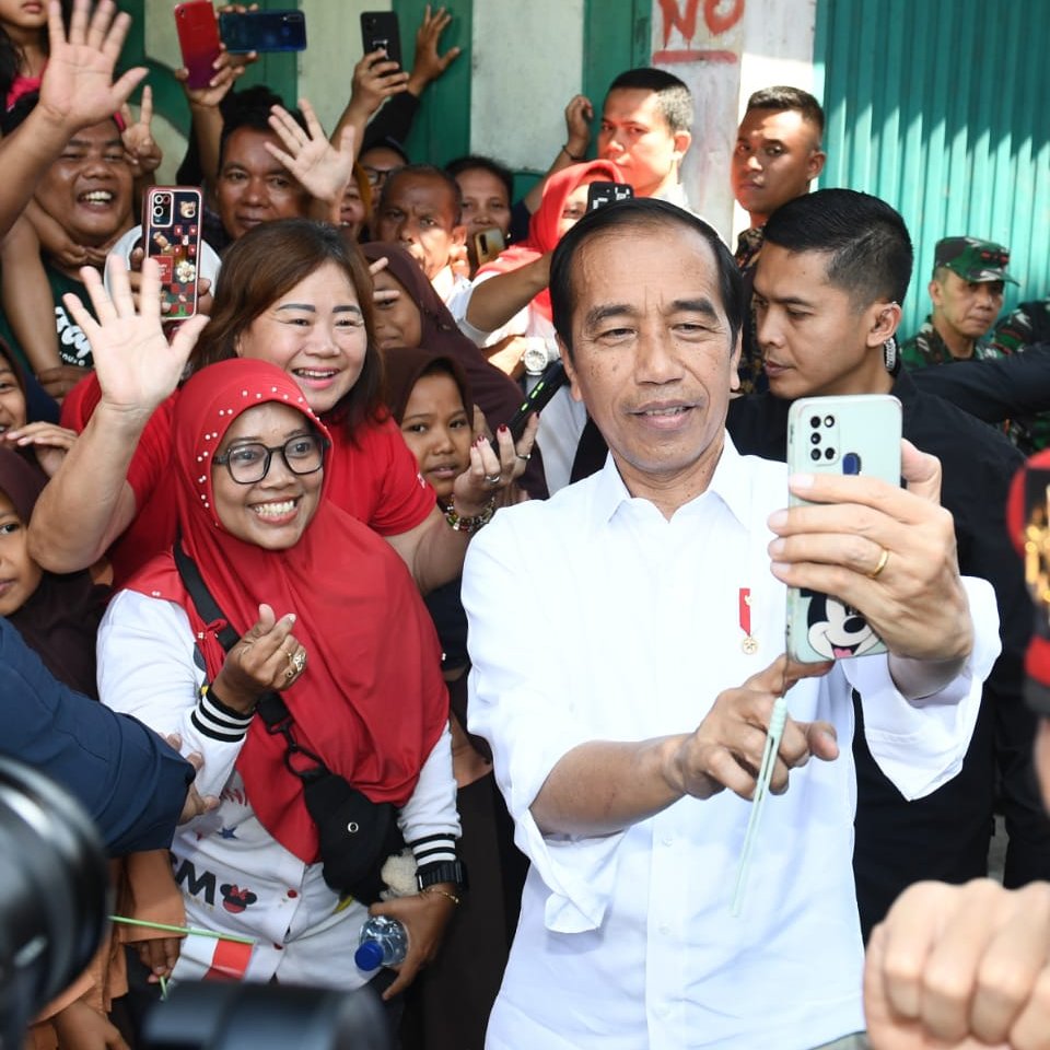 Pak Jokowi yang Tidak Ada Capeknya 5 hari yang lalu melawat ke negara-negara Afrika berangkat dari Deli Serdang Sumut setelah melakukan kunjungan kerja di sana. Dan tadi padi pukul 5.30, beliau kembali mendarat di Bandara Internasional Kualanamu Deli Serdang juga. Di Sumatra…