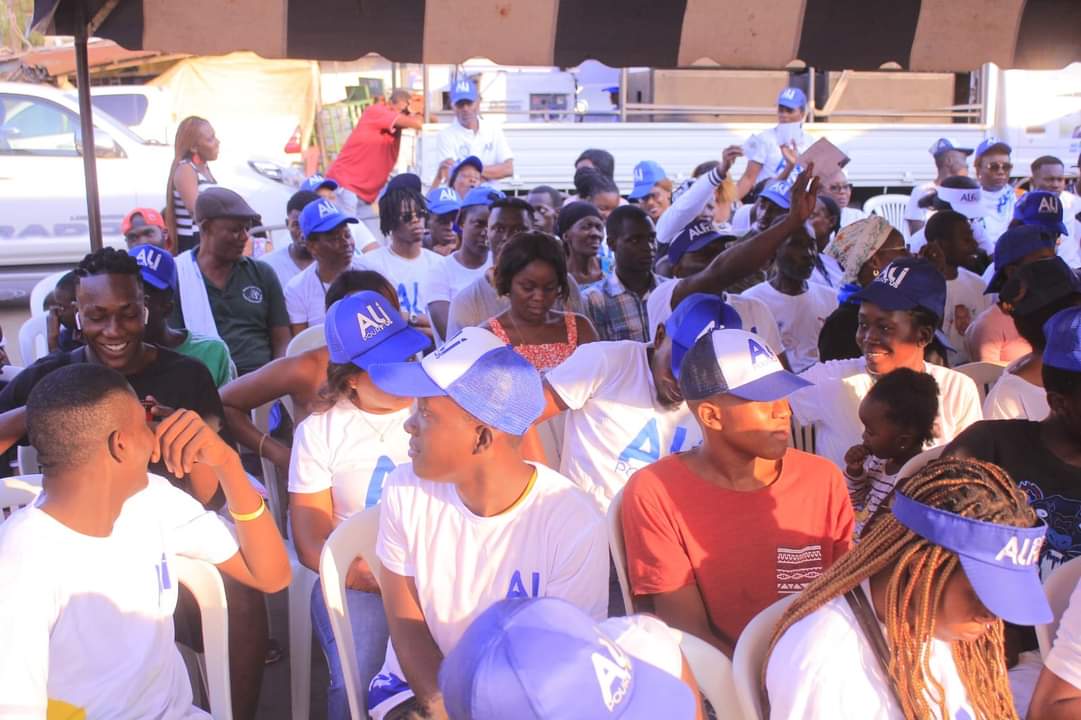 IwengaAnnie's tweet photo. Hier au carrefour Pacha à Plaine Orety, nous avons échangé sur les opportunités que offre les NTIC pour l'emploi.

À cet effet, 500 Bourses de formation au sein de l'Université Numérique du #Gabon (UNG) ont été offertes par la Tête De Liste et les Colistiers.#AliPourTous #Liace https://t.co/obwR61skp7
