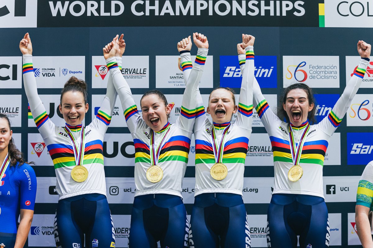 The emotion of wearing the rainbow stripes 🌈 The Women's Junior Team Pursuit Final saw France🇫🇷 taking the win over Italy 🇮🇹 Australia🇦🇺 came in third in the final for bronze🥉 #Cali2023