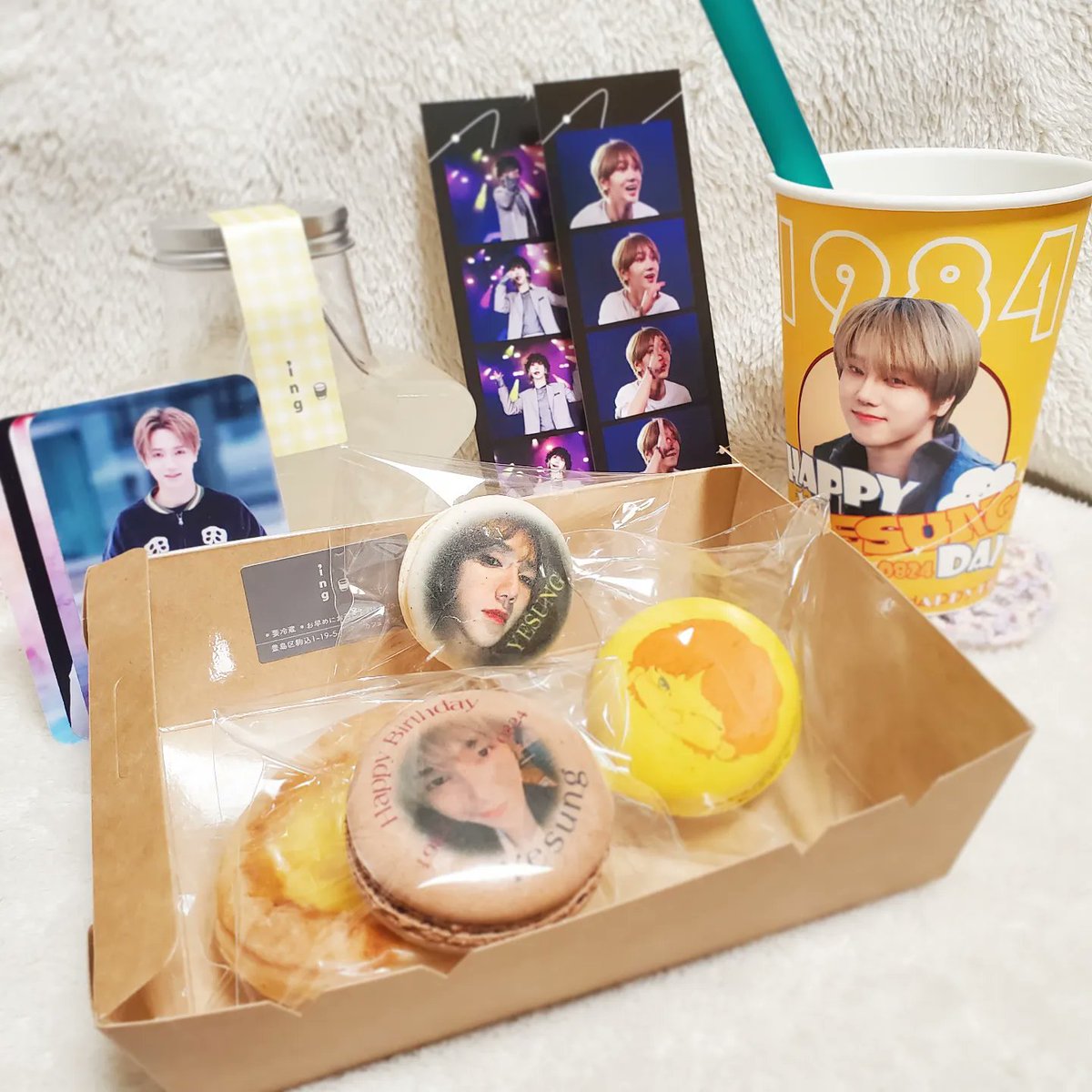 nonchi_love_sj's tweet photo. イベントカフェのセンイルイベントセット✨

マカロン食べるのもったいない～‼️

カプホもカードも写真はカッコいいし反対側もめちゃくちゃカワイイ～🥰

主催者様ありがとうございました✨

#イェソン　#superjunior 
#YESUNG　#예성
#Ing_Cafe
#HappyYesungDay

@Stellarlly @cluyan620 https://t.co/BoA2rd2h1Z