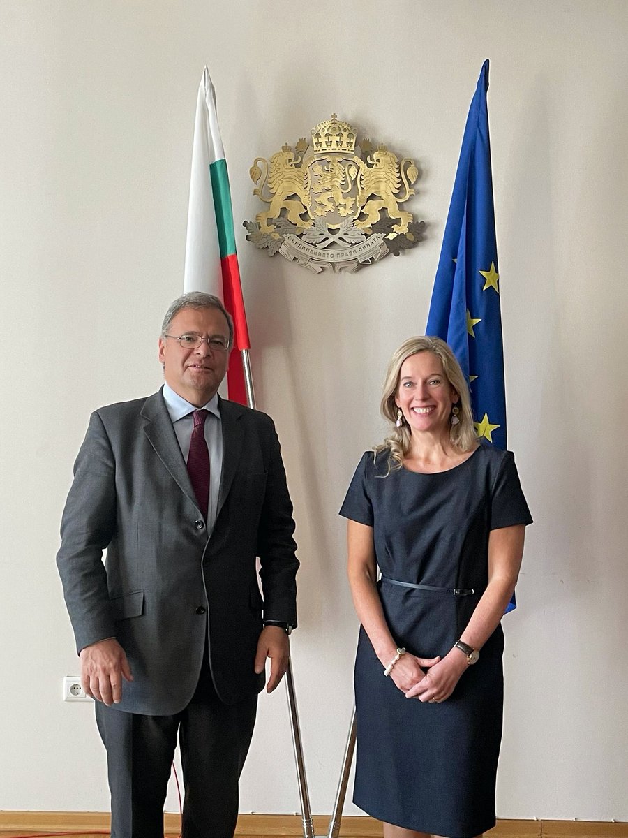 Pleasure to meet 🇧🇬 Environment Minister @JulianPopov today and discuss the impact of climate change on #children as well as key challenges for children in #Bulgaria related to environment; the preparation for #COP28 and #UNCRC General Comment 26 on children’s rights.