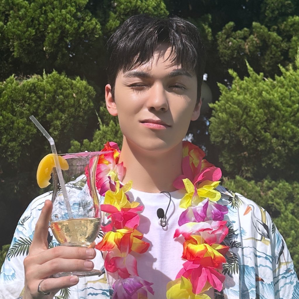 2minus18's tweet photo. IS THE SUN BOTHERING YOU KING? https://t.co/yLa6gYeYHy