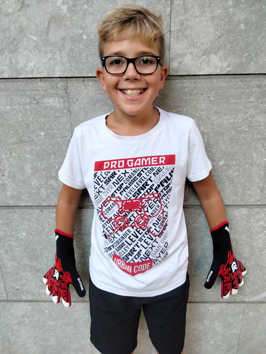 isaacpardo11's tweet photo. Más contento que un niño con guantes nuevos, sus nuevas zarpas para F11 @TwoFiveGloves https://t.co/8Wmv662f1R